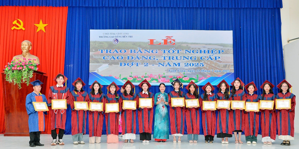 trao-bang-tot-nghiep-7-2025-4