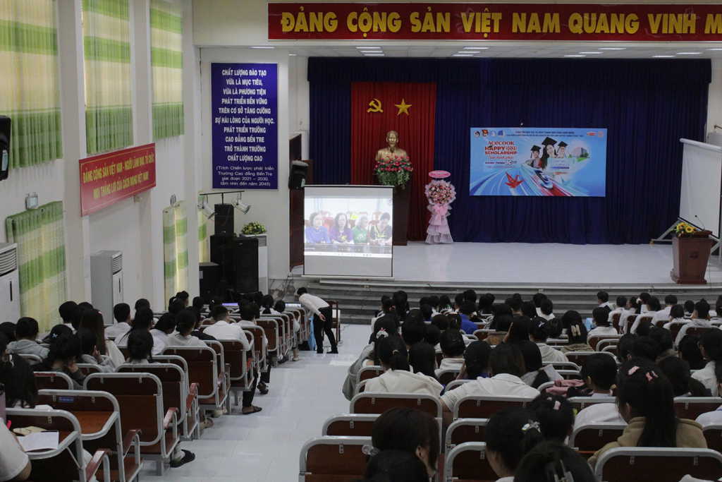 chao-don-tan-hssv-2025-2028-va--tra-hoc-bong-cong-ty-acecook-viet-nam-4