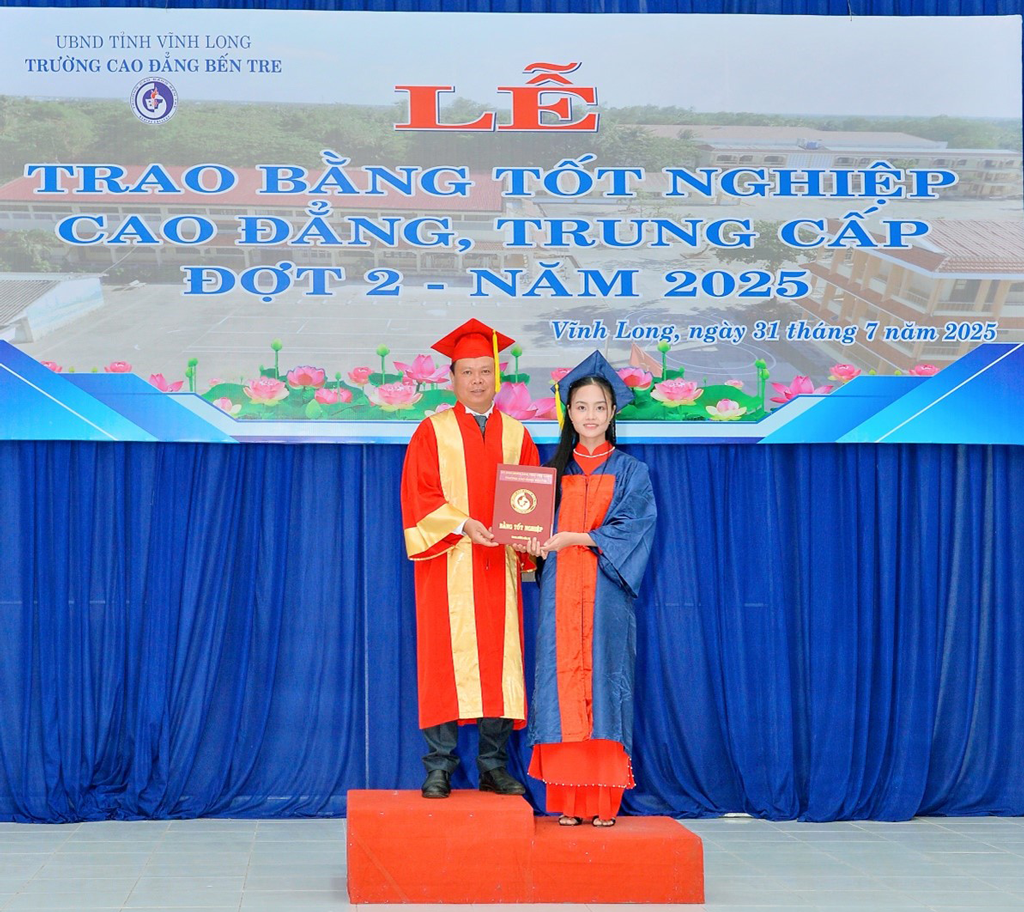trao-bang-tot-nghiep-7-2025-7