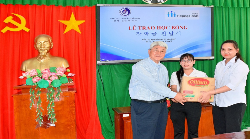 trao-hoc-bong-hssv-co-hoan-canh-kho-khan-5-5-2025-2