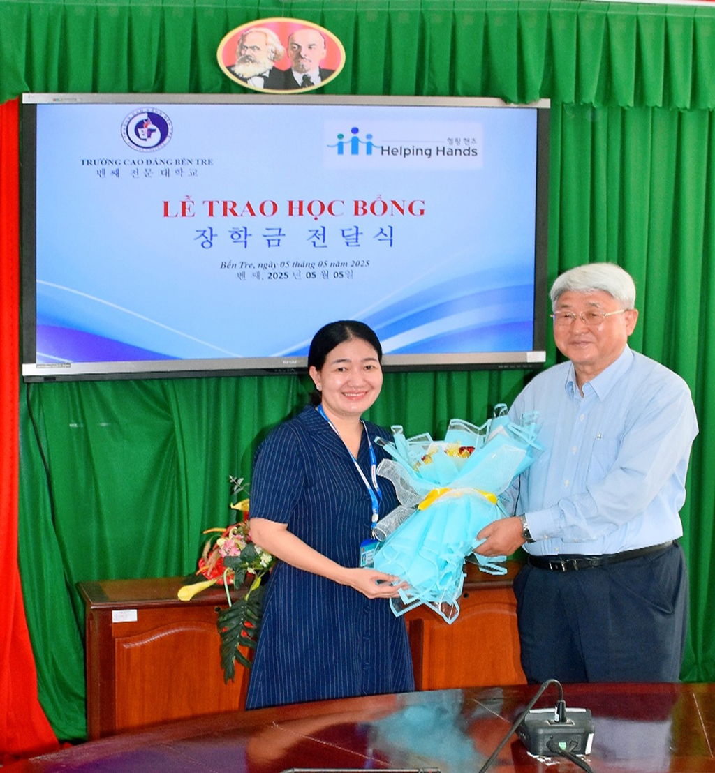 trao-hoc-bong-hssv-co-hoan-canh-kho-khan-5-5-2025-3